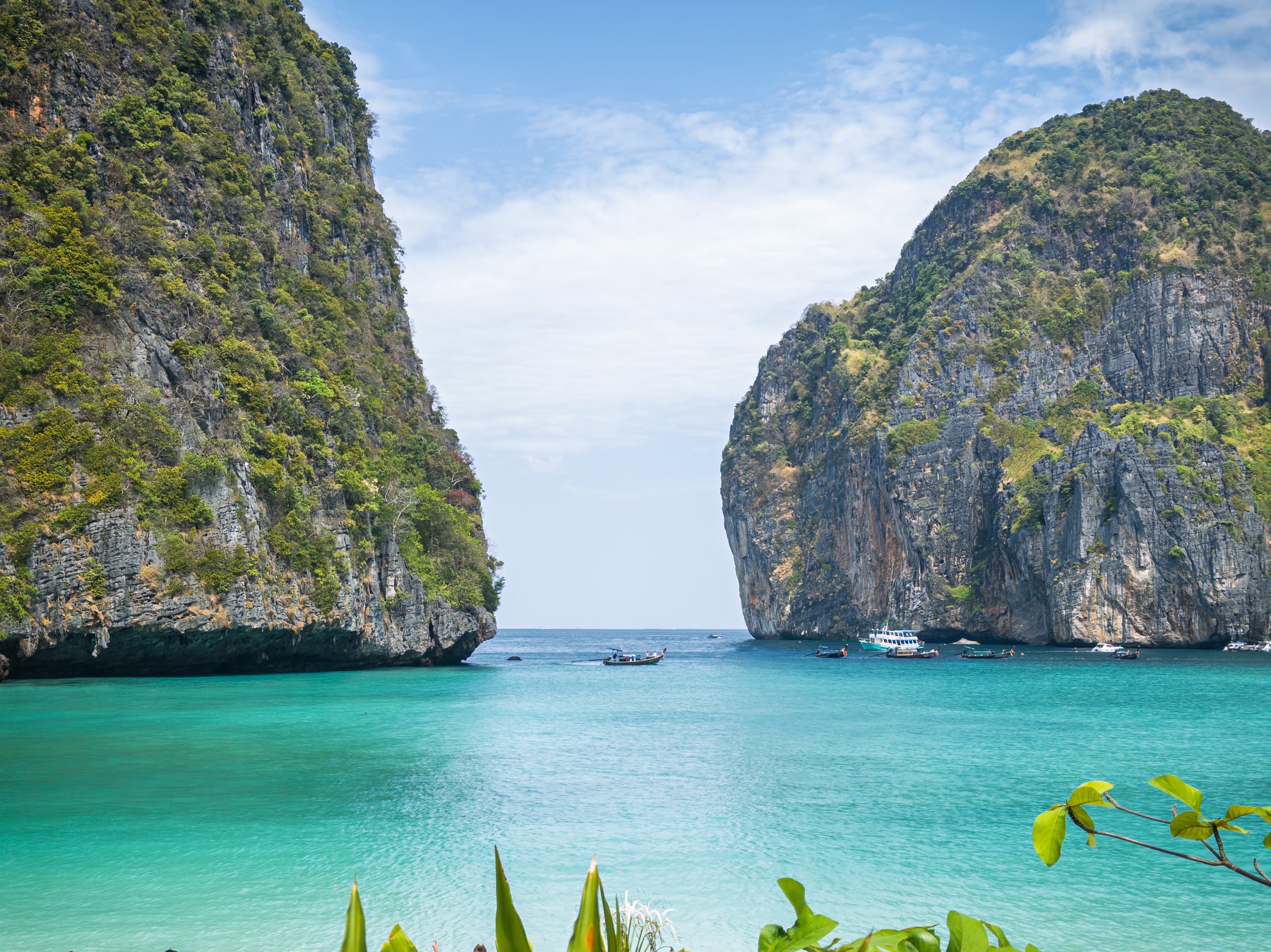 Maya Bay, Phi Phi Le — turkuaz deniz ve kireçtaşı kayalıkları